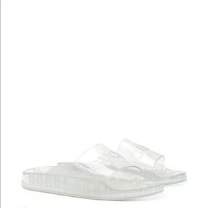 Gucci slides used in good condition.